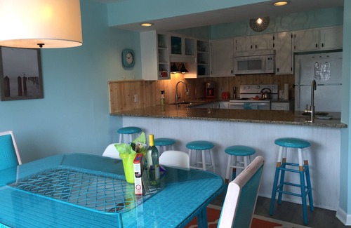 Surfside Beach Condominio | Moderno, completamente renovado 2 recámaras 2 baños con vista al mar