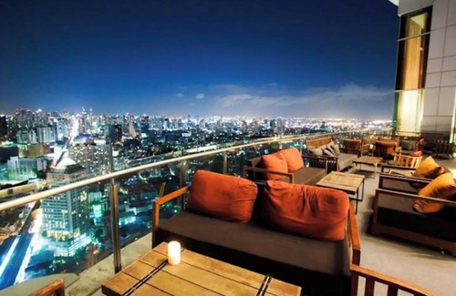 Phra Khanong Nuea Condominio | Modern condo close to BTS and many restaurants.