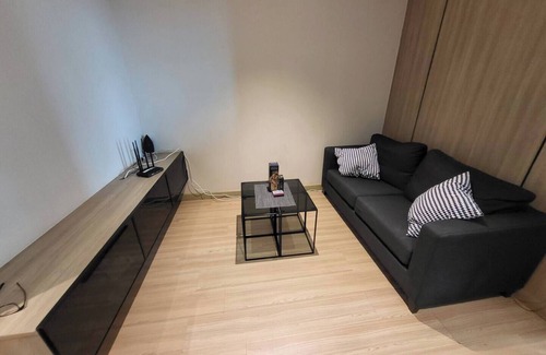 Phra Khanong Nuea Condominio | Modern condo close to BTS and many restaurants.