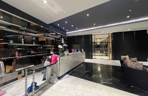 Phra Khanong Nuea Condominio | Modern condo close to BTS and many restaurants.