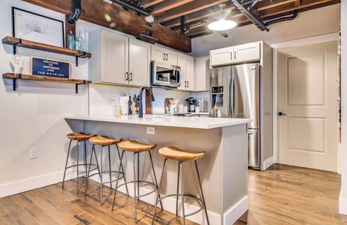 Nashville Apartamento | Modern Condo Getaway w/Pool-Sleeps 2 Luxury Stay