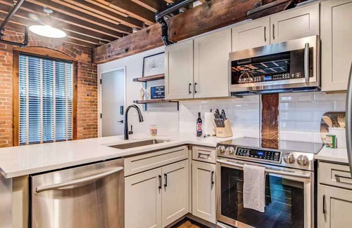 Nashville Apartamento | Modern Condo Getaway w/Pool-Sleeps 2 Luxury Stay