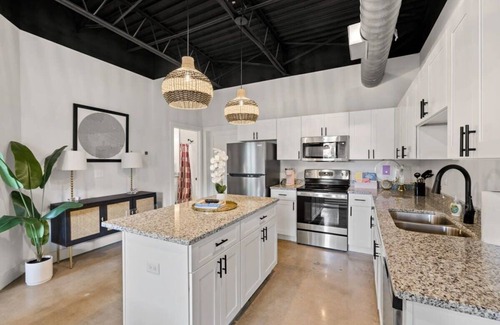 Nashville Condominio | 8 Min to BNA · Modern Condo · Pets Welcome · 2 Pax