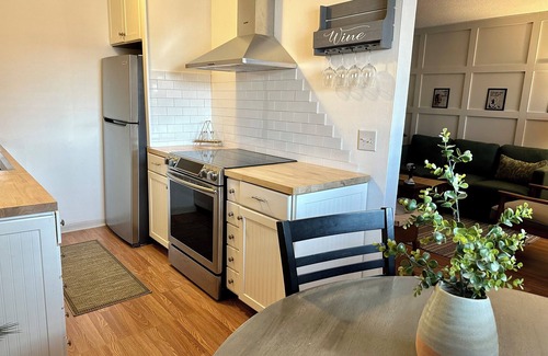Whitebridge Condominio | Modern Condo in great Location!