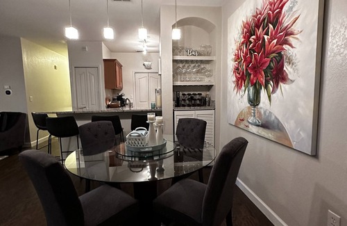 Sarasota Condominio | Modern condo in resort style gated community with large pool, gym, tennis, bbq.
