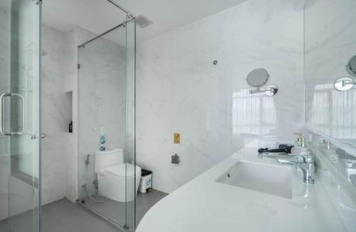 Sa Khu Apartamento | Modern Condo in Wyndham Gardens on the beach