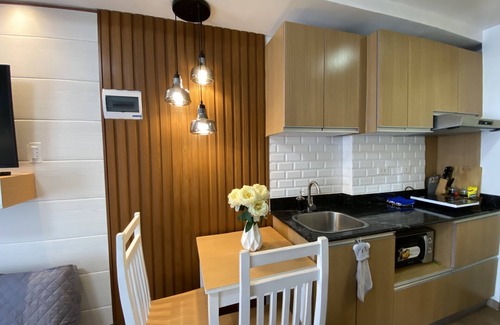 Mactan Export Processing Zone Condominio | Modern Condo Near Mactan Airport w/ 50mbps WIFI | Free Netflix
