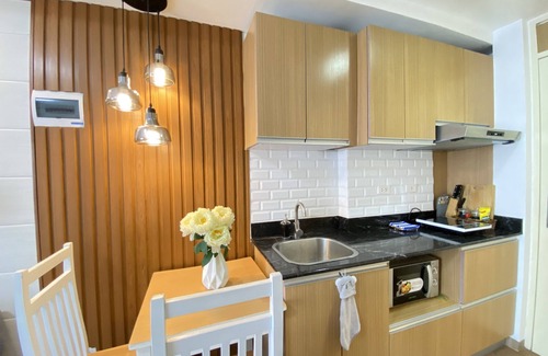 Mactan Export Processing Zone Condominio | Modern Condo Near Mactan Airport w/ 50mbps WIFI | Free Netflix