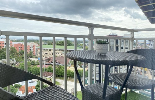 Mactan Export Processing Zone Condominio | Modern Condo Near Mactan Airport w/ 50mbps WIFI | Free Netflix