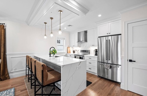 Forest Hills - Woodbourne Casa | Modern Condo | Walk-Out Basement | Near Train