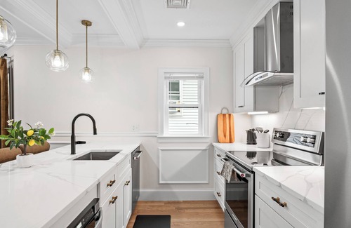 Forest Hills - Woodbourne Casa | Modern Condo | Walk-Out Basement | Near Train