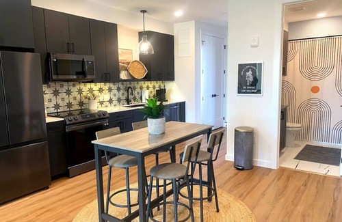 New Braunfels Apartamento | Modern Condo, Walk to Restaurants, Coffee & Live Music, Minutes from the River