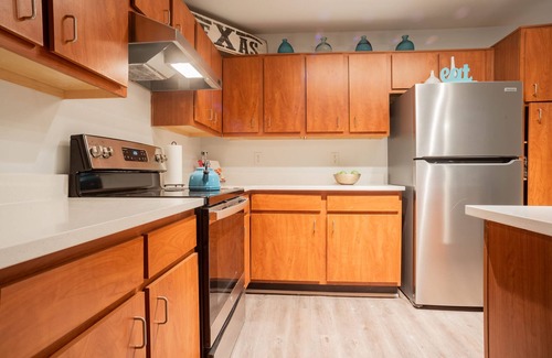 West Campus Apartamento | Modern Condo With Pool, Gym, Workspaces & BBQ