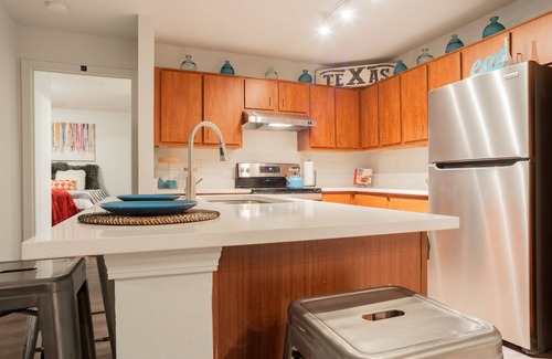 West Campus Apartamento | Modern Condo With Pool, Gym, Workspaces & BBQ