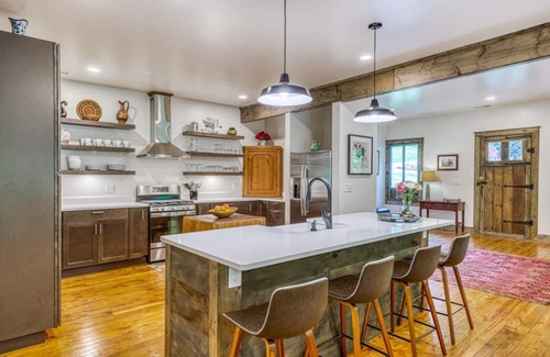 Asheville Casa | Tranquilo y acogedor 3 BDRM / 2. Casa de 5 baños, porche cubierto, pozo de fuego, 10 MIN DWNTN AVL