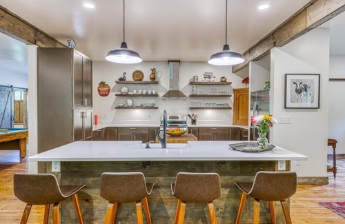 Asheville Casa | Tranquilo y acogedor 3 BDRM / 2. Casa de 5 baños, porche cubierto, pozo de fuego, 10 MIN DWNTN AVL