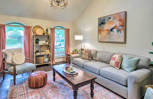 Coppell Casa | Modern Coppell Retreat w/ Patio + Fire Pit!