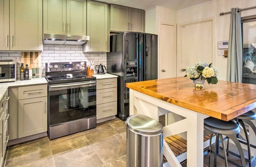 Coppell Casa | Modern Coppell Retreat w/ Patio + Fire Pit!