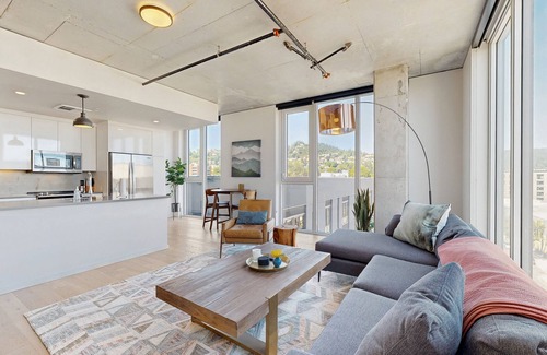 Uptown Apartamento | Modern corner apartment w/city view, central location - gym & bike storage