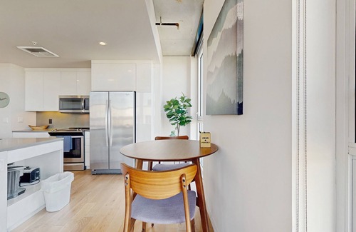 Uptown Apartamento | Modern corner apartment w/city view, central location - gym & bike storage