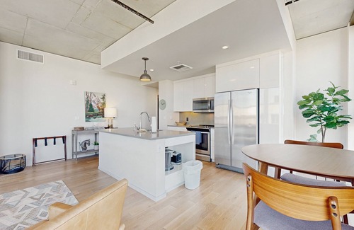 Uptown Apartamento | Modern corner apartment w/city view, central location - gym & bike storage