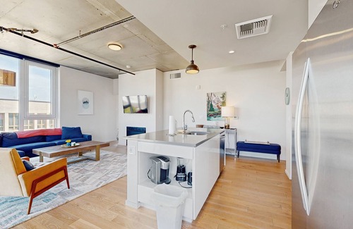 Uptown Apartamento | Modern corner apartment w/city view, central location - gym & bike storage