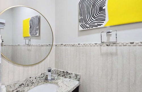 Barbican Apartamento | Modern corporate Travel apartment in Central Kingston close to all ammenities