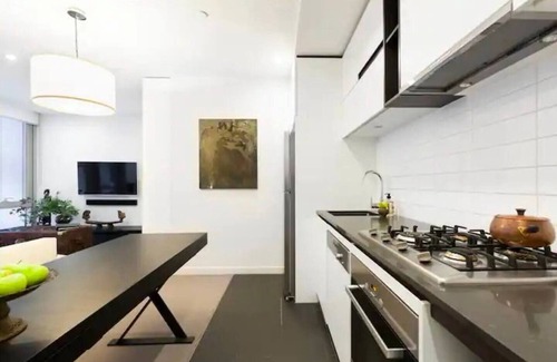 South Yarra Apartamento | Modern Cosmopolitan Retreat on Toorak Rd