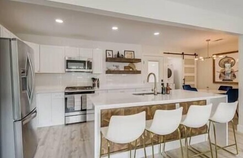 Terrell Heights Casa | Modern Cottage+8 Guests+Covered Patio+Weber Grill
