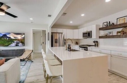 Terrell Heights Casa | Modern Cottage+8 Guests+Covered Patio+Weber Grill