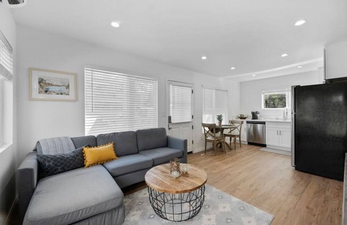 Thousand Oaks Casa | Modern Cottage, Jacuzzi, Bistro Patio, Walk to Everything!
