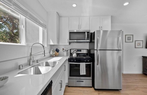 Thousand Oaks Casa | Modern Cottage, Jacuzzi, Bistro Patio, Walk to Everything!