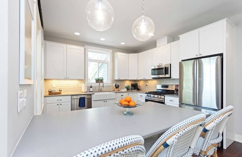 New Buffalo Cabaña | Modern Cottage "M" Luxury home w/hot tub, community pool-walk to town & beach