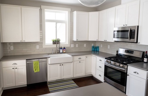 New Buffalo Cabaña | Modern Cottage "M" Luxury home w/hot tub, community pool-walk to town & beach