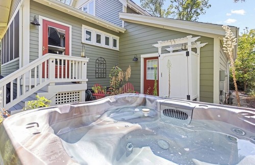 New Buffalo Cabaña | Modern Cottage "M" Luxury home w/hot tub, community pool-walk to town & beach