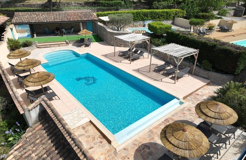 Joyeuse Casa | Casa moderna, piscinas, Wifi, parque infantil, pueblo de casas rurales cerrado y deportivo