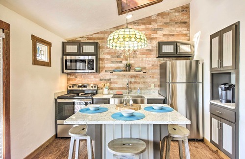 New Braunfels Cabaña | ¡NUEVO! Cabaña moderna con patio - ¡5Mi a Gruene Hall!