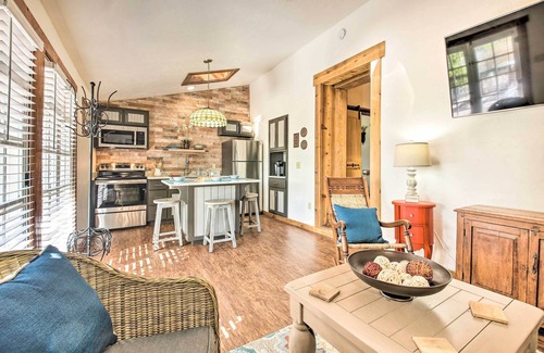 New Braunfels Cabaña | ¡NUEVO! Cabaña moderna con patio - ¡5Mi a Gruene Hall!