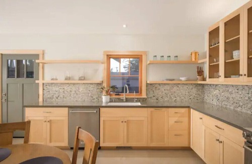 Downtown Cabaña | modern cottage with yard and play area and parking in downtown Pismo!