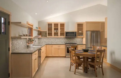 Downtown Cabaña | modern cottage with yard and play area and parking in downtown Pismo!