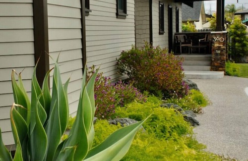 Downtown Cabaña | modern cottage with yard and play area and parking in downtown Pismo!