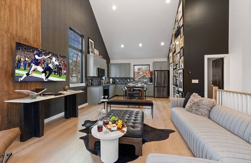 Edgehill Cabaña | Modern Cowboy - Private Balcony - Mins To Broadway
