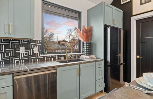 Edgehill Cabaña | Modern Cowboy - Private Balcony - Mins To Broadway