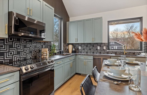 Edgehill Cabaña | Modern Cowboy - Private Balcony - Mins To Broadway
