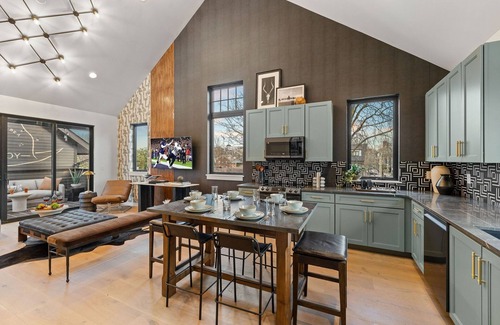Edgehill Cabaña | Modern Cowboy - Private Balcony - Mins To Broadway
