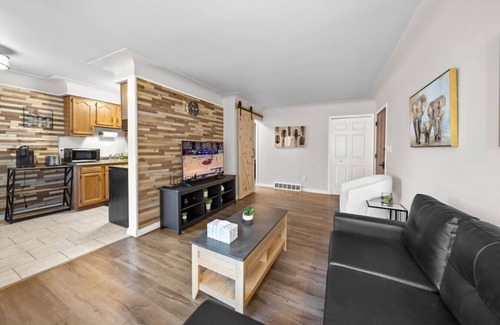 Shelby Township Apartamento | Modern Cozy 1 Bedroom Apartment in Shelby Township