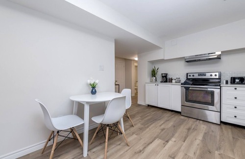 Barrie Casa | *Modern & Cozy* 1 Bdrm W/Fast Internet & Smart TV