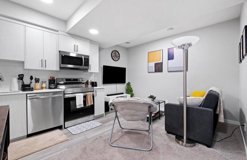Southwest Calgary Casa | Modern & Cozy 1 Bedroom Suite in SouthWest Calgary - Free Parking + Fast Wifi
