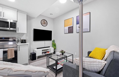 Southwest Calgary Casa | Modern & Cozy 1 Bedroom Suite in SouthWest Calgary - Free Parking + Fast Wifi