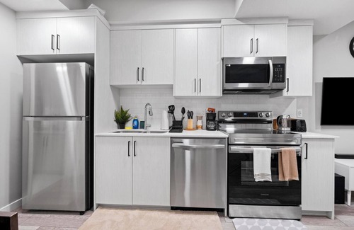 Southwest Calgary Casa | Modern & Cozy 1 Bedroom Suite in SouthWest Calgary - Free Parking + Fast Wifi